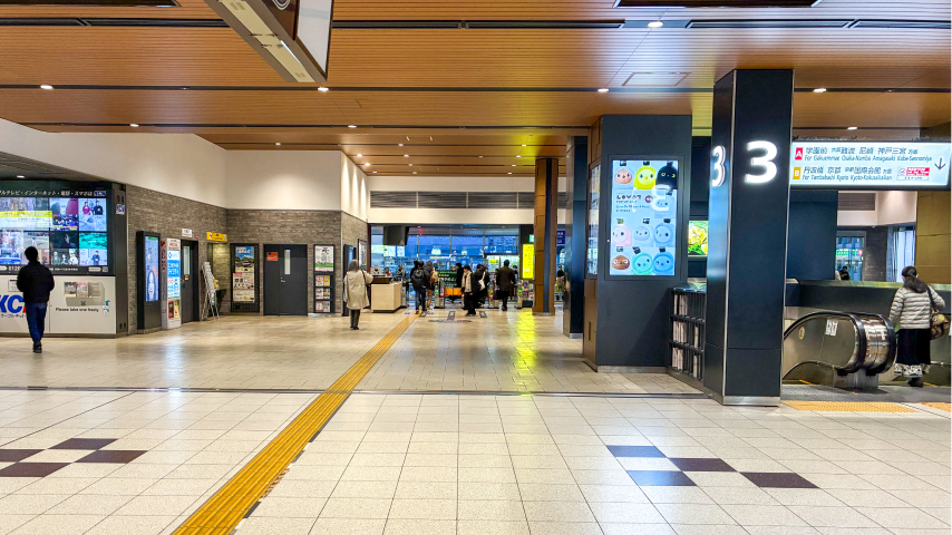近鉄大和西大寺駅構内